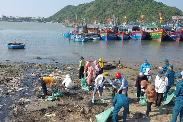 UBND tỉnh Bình Định: Chấm dứt tình trạng “Rác thải bủa vây cửa biển, cảng cá” - Anh 1