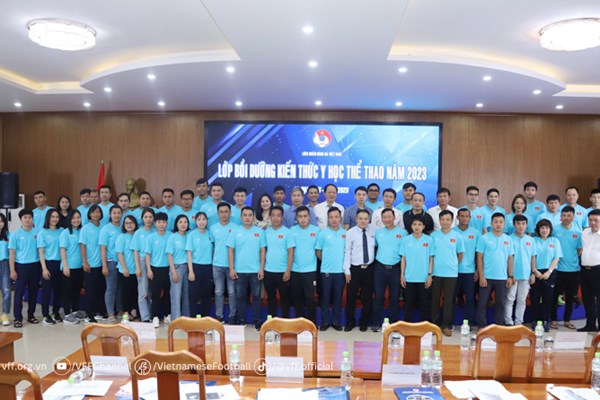 Bóng đá Việt Nam chú trọng kiến thức y học thể thao - Anh 2