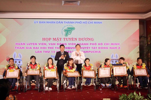 TP.HCM khen thuong cac HLV, VDV dat thanh tich cao tai ASEAN Para Games 12 - Anh 3