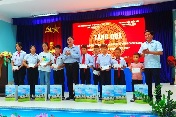 Phó Chủ tịch Quốc hội Nguyễn Đức Hải tiếp xúc cử tri đảo Cù Lao Chàm- Hội An - Anh 5