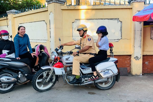 Quảng Ngãi: CSGT kịp thời dùng xe đặc chủng chở thí sinh về nhà lấy giấy tờ bị bỏ quên - Anh 2
