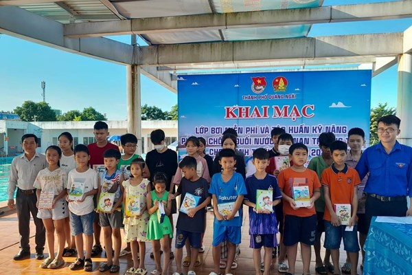Quảng Ngãi mở lớp dạy bơi miễn phí cho trẻ em nghèo - Anh 1