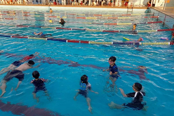 Quảng Ngãi mở lớp dạy bơi miễn phí cho trẻ em nghèo - Anh 2