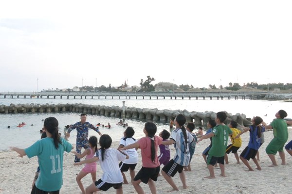 Lính đặc công huấn luyện bơi cho trẻ em đảo Lý Sơn - Anh 1