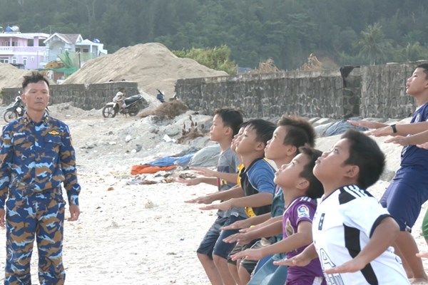 Lính đặc công huấn luyện bơi cho trẻ em đảo Lý Sơn - Anh 2