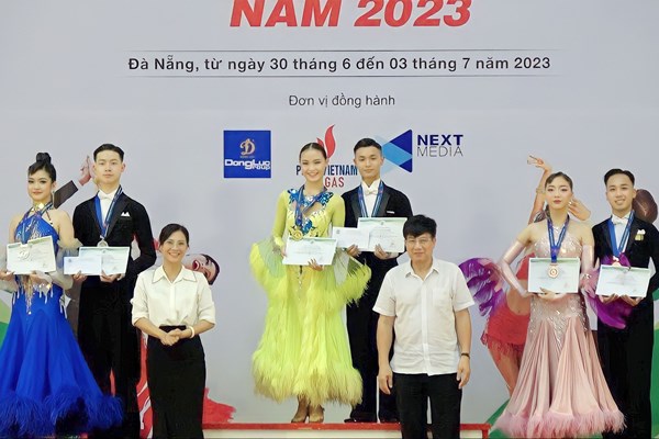 Con trai Khánh Thi - Phan Hiển được khen thưởng tại Giải vô địch trẻ và Cúp Khiêu vũ quốc gia - Anh 3
