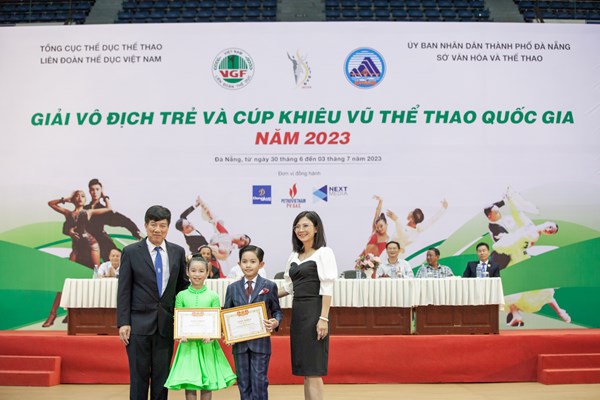 Con trai Khánh Thi - Phan Hiển được khen thưởng tại Giải vô địch trẻ và Cúp Khiêu vũ quốc gia - Anh 1