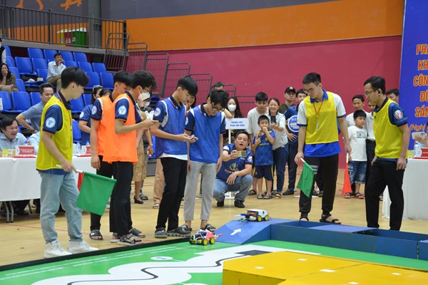 Cuộc thi sáng tạo robot lần đầu tiên tại Quảng Ngãi - Anh 1