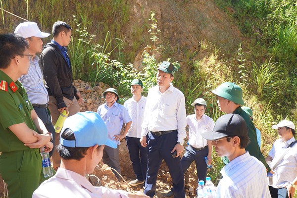 Kiểm tra các điểm khai thác vàng, tìm nguyên nhân ô nhiễm nước sông Đakrông - Anh 3