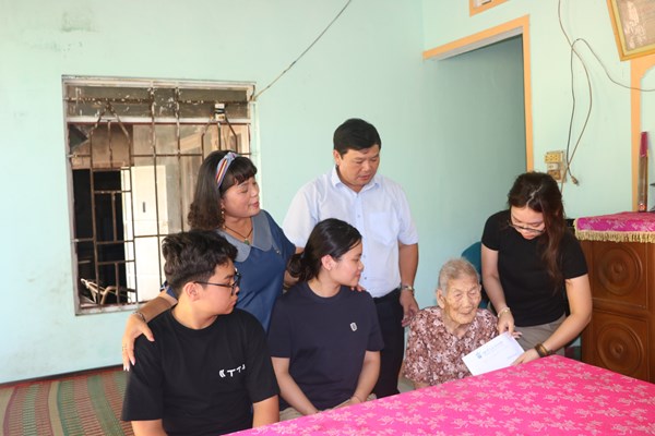 Thăm và trao tiền phụng dưỡng cho 86 Mẹ Việt Nam anh hùng tại Quảng Ngãi - Anh 2