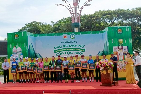 Khởi tranh Giải xe đạp nữ toàn quốc mở rộng An Giang 2023 - Anh 1