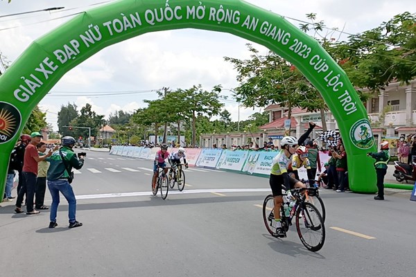 Khởi tranh Giải xe đạp nữ toàn quốc mở rộng An Giang 2023 - Anh 2