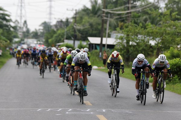 Tuyển thủ quốc gia Thuỳ Trang thắng chặng 2 Giải xe đạp nữ toàn quốc mở rộng An Giang 2023 - Anh 1