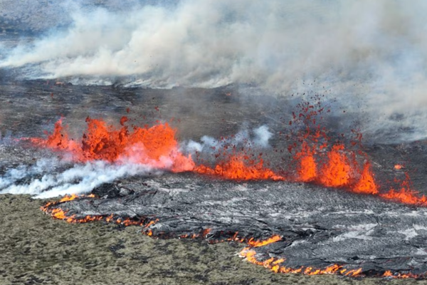 Núi lửa phun trào gần thủ đô của Iceland - Anh 1