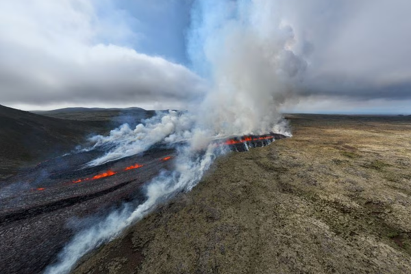 Núi lửa phun trào gần thủ đô của Iceland - Anh 2