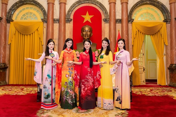 Phát huy, quảng bá áo dài Việt Nam với bộ sưu tập “Việt Nam gấm hoa” - Anh 4