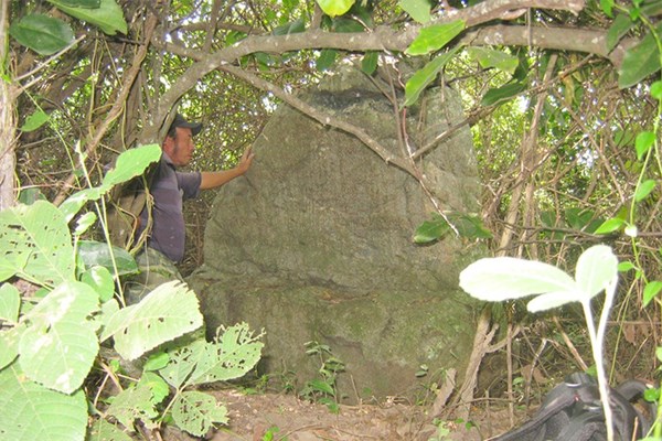 Thách thức bảo tồn tấm bia đá cổ bí ẩn ở Gia Lai - Anh 2