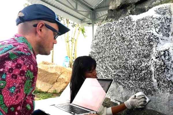 Thách thức bảo tồn tấm bia đá cổ bí ẩn ở Gia Lai - Anh 1
