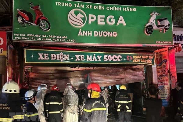 Hà Nội: Ba người tử vong trong vụ cháy cửa hàng xe đạp, xe máy điện - Anh 1