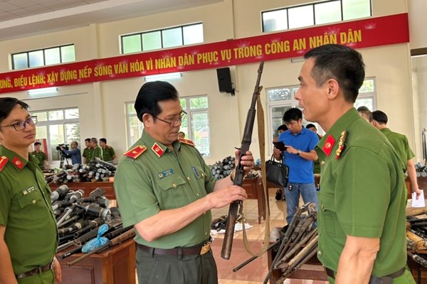 Đắk Lắk: Người dân giao nộp hơn 4.500 vũ khí các loại - Anh 1