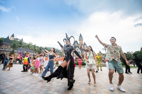 Hàng ngàn du khách nô nức “trẩy hội” Vinpearl Nha Trang ngóng thần tượng - Anh 7