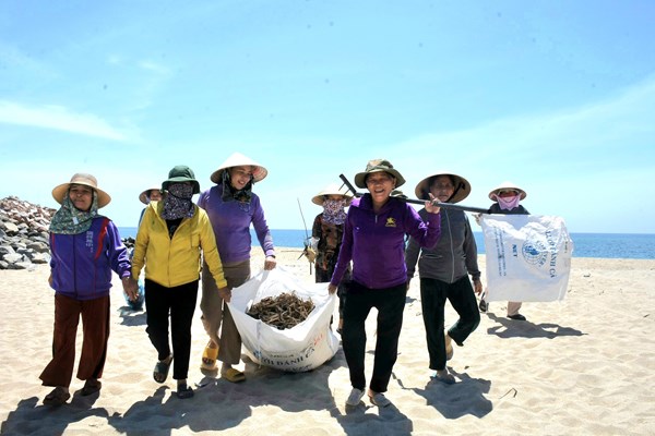 Quảng Ngãi: Phụ nữ chung tay bảo vệ môi trường biển, thu hút du khách - Anh 2