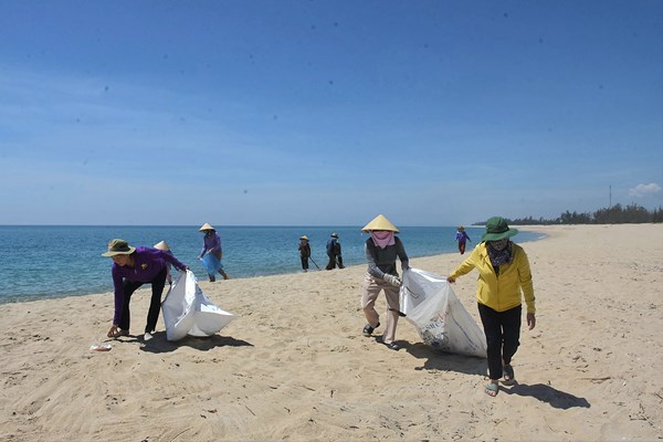 Quảng Ngãi: Phụ nữ chung tay bảo vệ môi trường biển, thu hút du khách - Anh 1