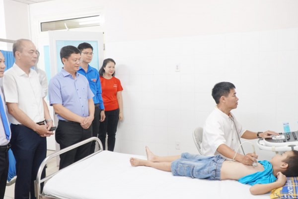 “Trái tim cho em” khám sàng lọc bệnh tim miễn phí cho trẻ em tại Huế - Anh 1