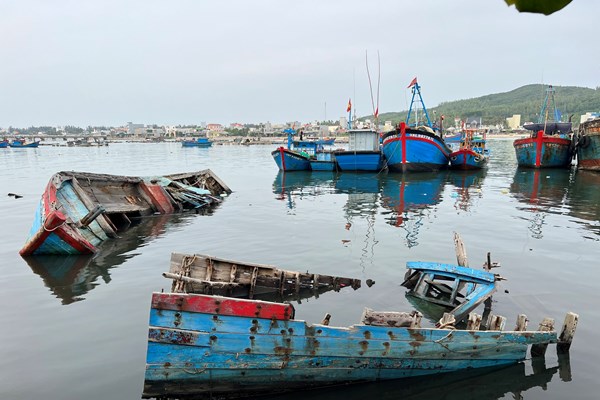 Quảng Ngãi: Tập trung xử lý xác tàu cá nằm bờ trước ngày 15.10 - Anh 1