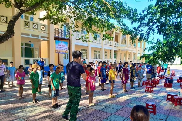 Bộ đội Biên phòng Quảng Ngãi dạy võ miễn phí cho học sinh - Anh 2