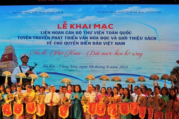 Liên hoan Cán bộ thư viện toàn quốc: “Việt Nam - Đất nước bên bờ sóng” - Anh 2