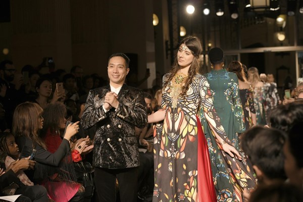 Gần 1.000 phụ nữ học thiết kế áo dài ly vuông từ NTK Đỗ Trịnh Hoài Nam - Anh 1