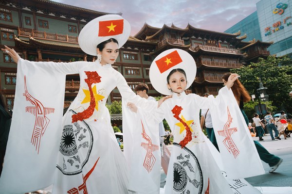 Mẫu nhí sáu tuổi diện áo dài mang hình ảnh Việt Nam ra nước ngoài - Anh 1
