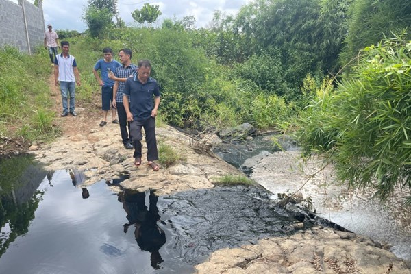 Đắk Nông: Người dân “lo lắng” khi dòng suối Đá Bàn ở huyện Cư Jút chuyển màu đen, bốc mùi hôi thối - Anh 3