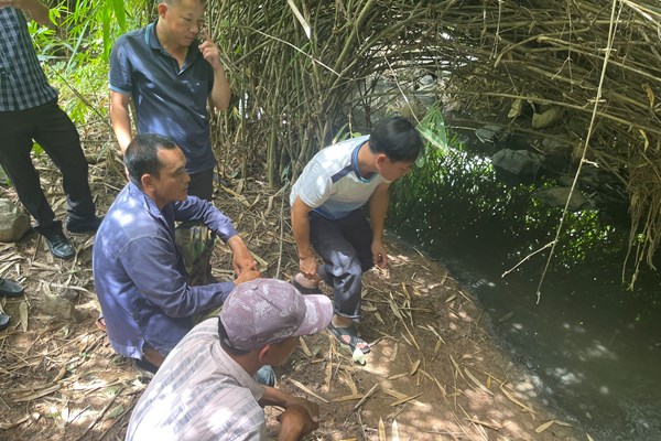 Đắk Nông: Người dân “lo lắng” khi dòng suối Đá Bàn ở huyện Cư Jút chuyển màu đen, bốc mùi hôi thối - Anh 2