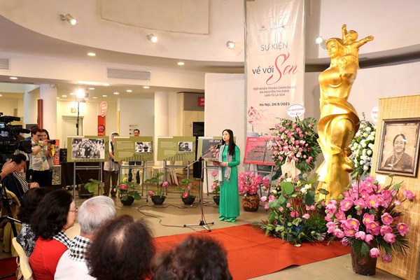 Trao tặng Bảo tàng Phụ nữ tranh chân dung nữ tướng Nguyễn Thị Định làm từ lá sen - Anh 2