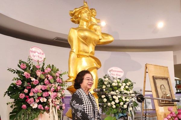 Trao tặng Bảo tàng Phụ nữ tranh chân dung nữ tướng Nguyễn Thị Định làm từ lá sen - Anh 4