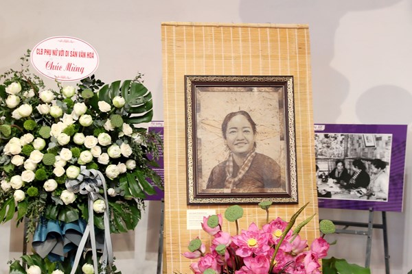 Trao tặng Bảo tàng Phụ nữ tranh chân dung nữ tướng Nguyễn Thị Định làm từ lá sen - Anh 3