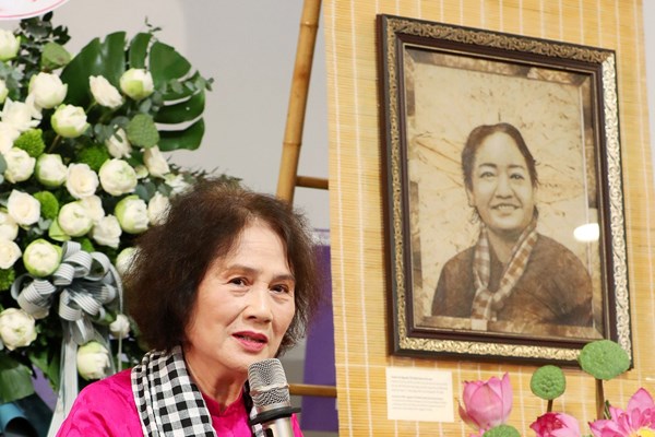 Trao tặng Bảo tàng Phụ nữ tranh chân dung nữ tướng Nguyễn Thị Định làm từ lá sen - Anh 6