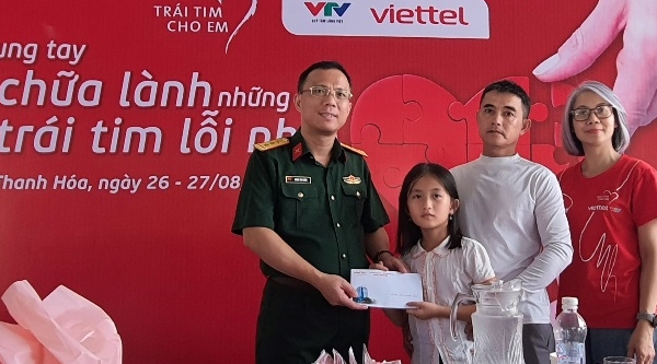 Chương trình 'Trái tim cho em' đến với trẻ em nghèo tỉnh Thanh Hoá - Anh 2