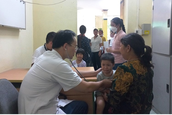 Chương trình 'Trái tim cho em' đến với trẻ em nghèo tỉnh Thanh Hoá - Anh 1