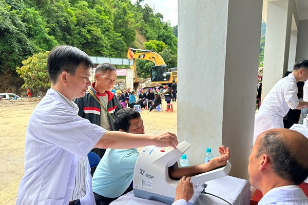 Khám sáng lọc lao miễn phí cho bà con sau cơn lũ đau thương - Anh 1