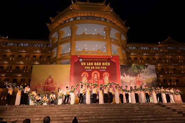 Hàng trăm tăng, ni, sinh Học viện Phật giáo Việt Nam trang trọng cử hành lễ Vu Lan báo hiếu - Anh 3