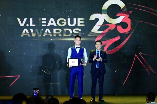 Nguyễn Hoàng Đức nhận danh hiệu Cầu thủ xuất sắc nhất V.League 2023 - Anh 1