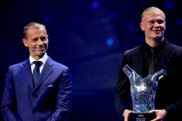 Erling Haaland giành giải Cầu thủ xuất sắc nhất châu Âu - Anh 1