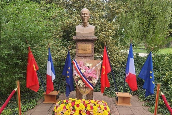 ĐSQ Việt Nam tại Pháp tưởng nhớ công lao của Chủ tịch Hồ Chí Minh - Anh 3