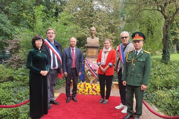 ĐSQ Việt Nam tại Pháp tưởng nhớ công lao của Chủ tịch Hồ Chí Minh - Anh 2