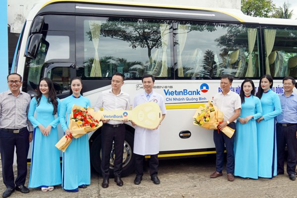 Quảng Bình: Trao tặng xe ô tô phục vụ hiến máu nhân đạo - Anh 1
