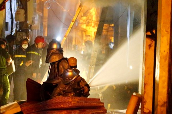 Thủ tướng chỉ đạo tập trung khắc phục hậu quả vụ cháy ở phố Khương Hạ, Hà Nội - Anh 1