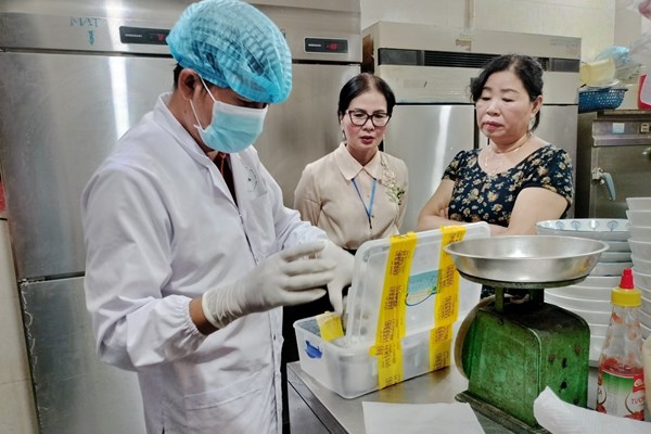 Ghi nhận 141 người bị ngộ độc sau khi ăn bánh mì ở Quảng Nam - Anh 1